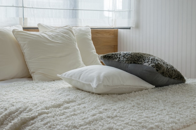 Design elegante camera da letto con cuscini bianchi e neri sul letto.