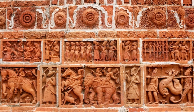 Design in terracotta nel muro del popolare tempio Kantajew del XVIII secolo in Bangladesh