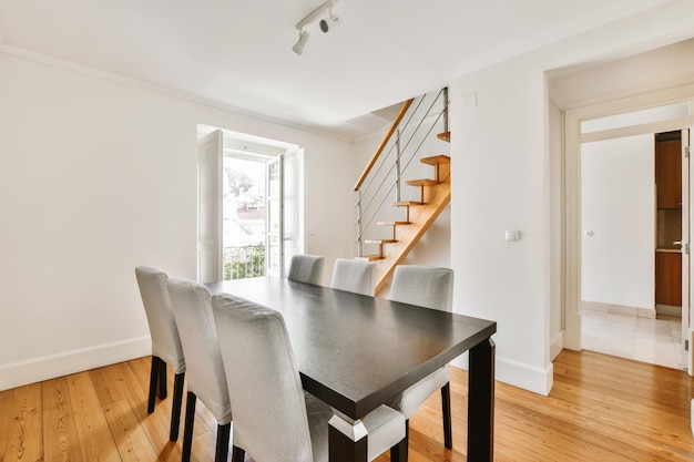 Design lussuoso della sala da pranzo con un tavolo in legno nero