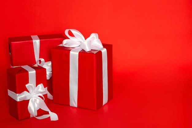 Design minimale per confezioni regalo per compleanno o Natale su sfondo rosso