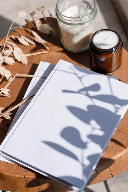 Design mockup per riviste e libri Rivista vuota su un moderno tavolo in legno con sovrapposizione di ombre di candele