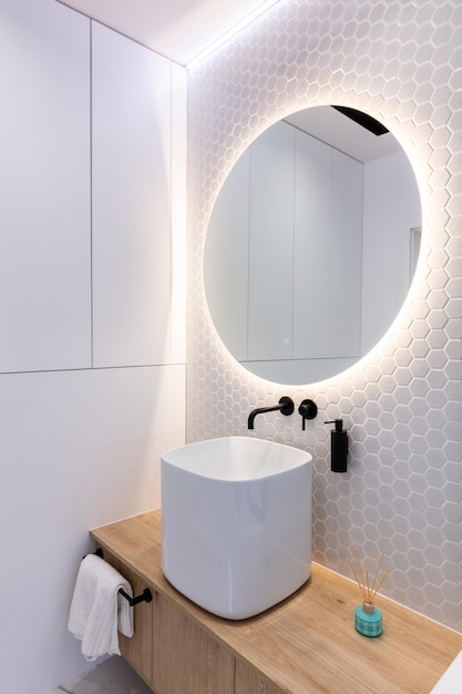 Design moderno degli interni di un piccolo bagno