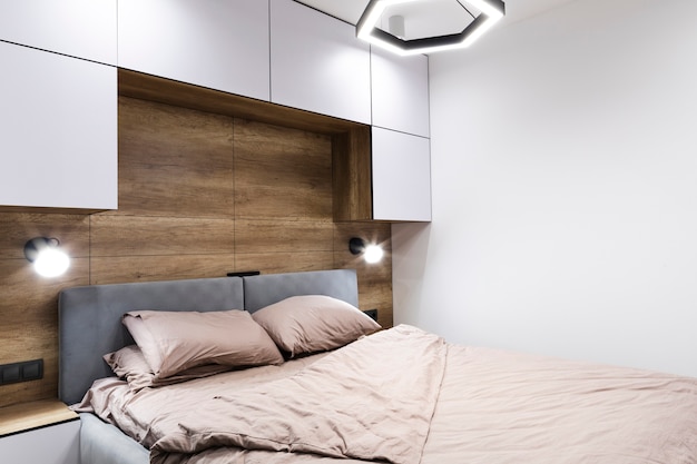 Design moderno della camera da letto con parete in legno