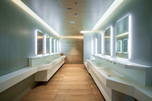 Design moderno di bagno pubblico e bagno.