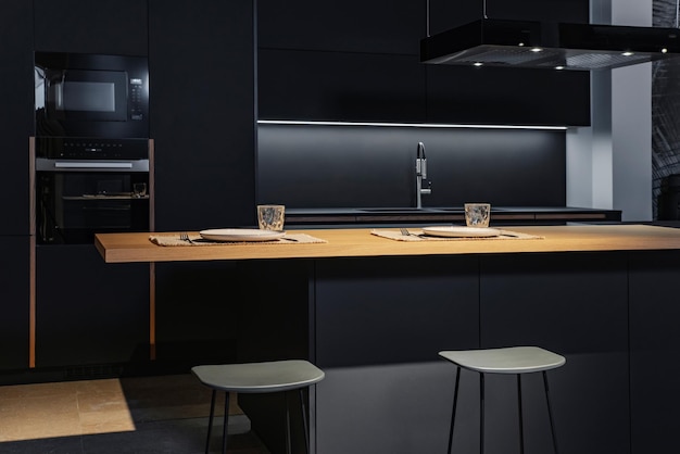 Design moderno e minimalista della cucina in nero