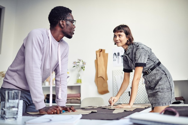 Design Studenti che imparano la sartoria