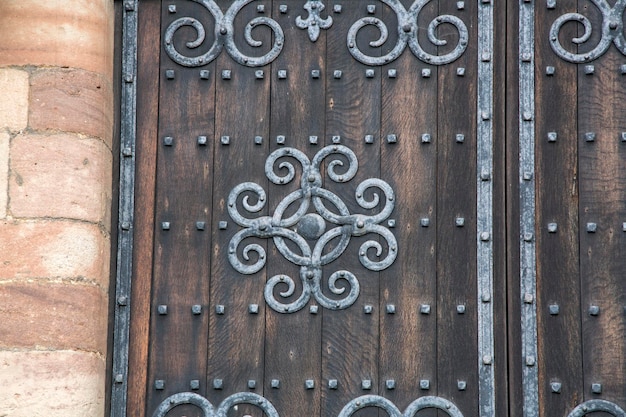 Design sulla porta della chiesa di St Michaels, Ledbury, Inghilterra, Regno Unito