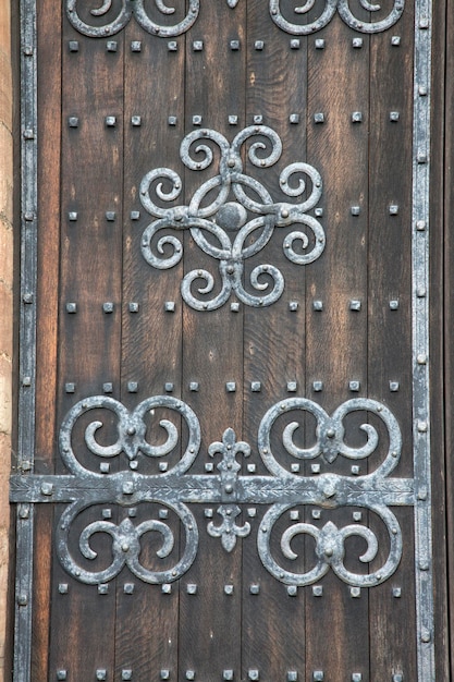 Design sulla porta della chiesa di St Michaels, Ledbury, Inghilterra, Regno Unito