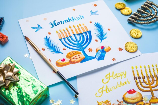 Design tradizionale della cartolina d'auguri per le vacanze ebraiche con felici congratulazioni hanukkah