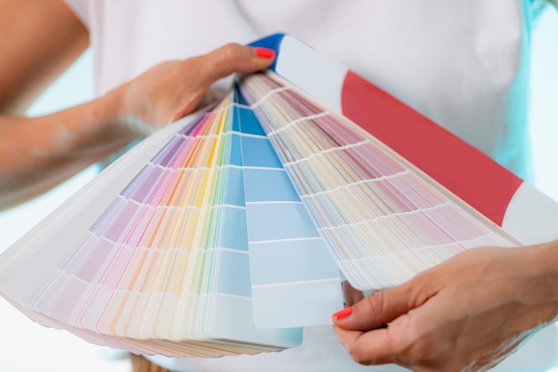 Designer d'interni che sceglie i colori dalla palette di colori per le pareti