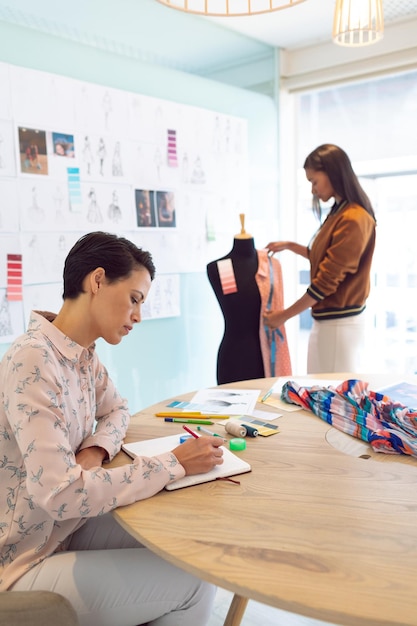 Designer di moda che lavorano in un ufficio moderno