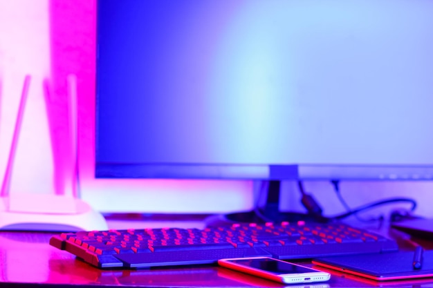 Designer digitale del posto di lavoro Luogo di lavoro freelance alla luce al neon