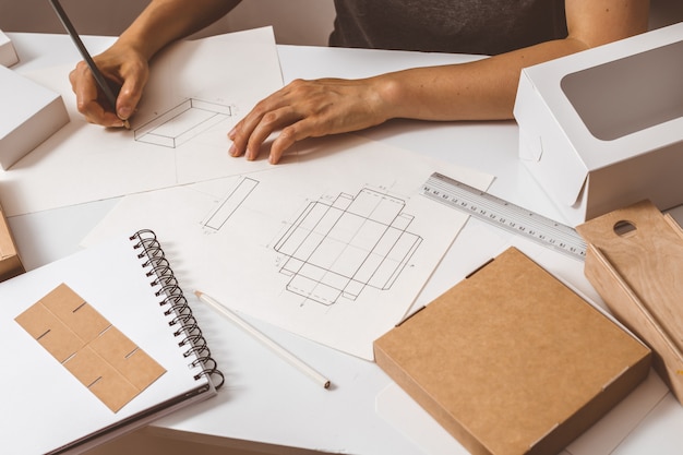 Designer disegna imballaggi di carta