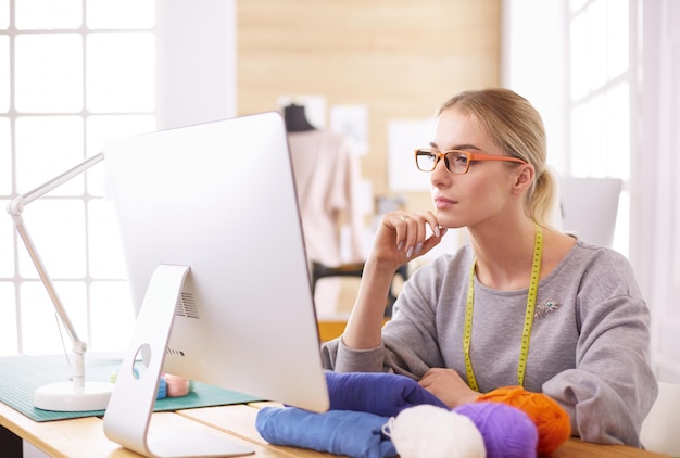Designer donna in officina guardando lo schermo del computer
