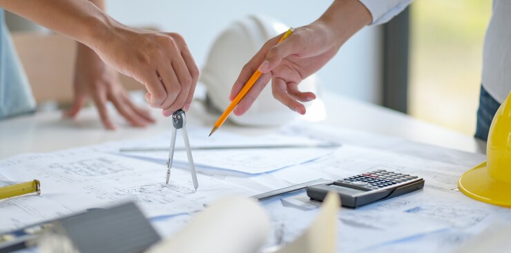 Designer e architetti collaborano alla progettazione di nuovi progetti di costruzione.