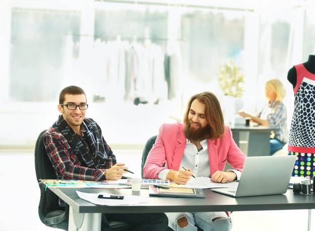 designer moderno e il suo team sta lavorando su nuovi modelli