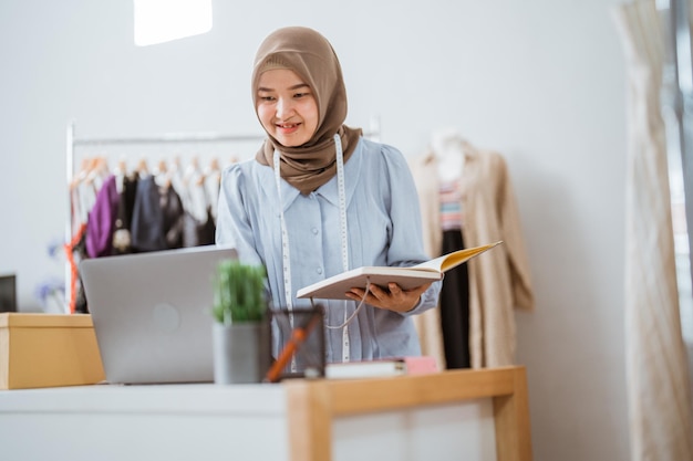 Designer musulmani che vendono il suo prodotto online attraverso il mercato di e-commerce