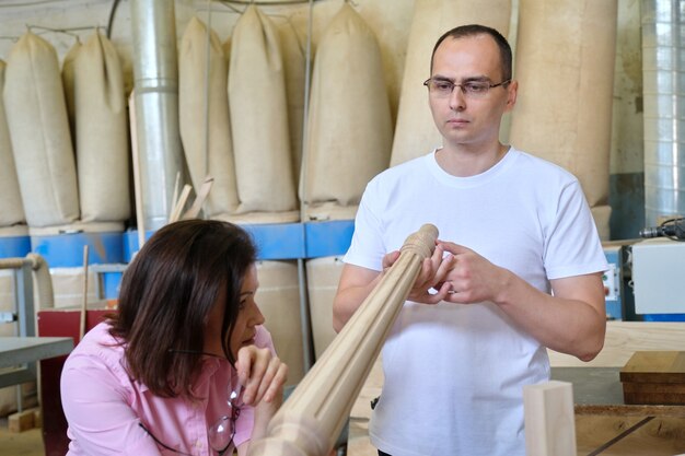 Designer uomini e donne, falegnami, ingegneri che lavorano in un laboratorio industriale.