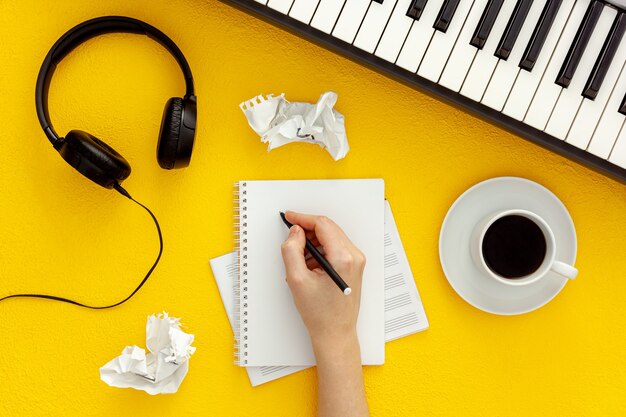 Desk di musicista per lavoro di cantautore set con cuffie e sintetizzatore