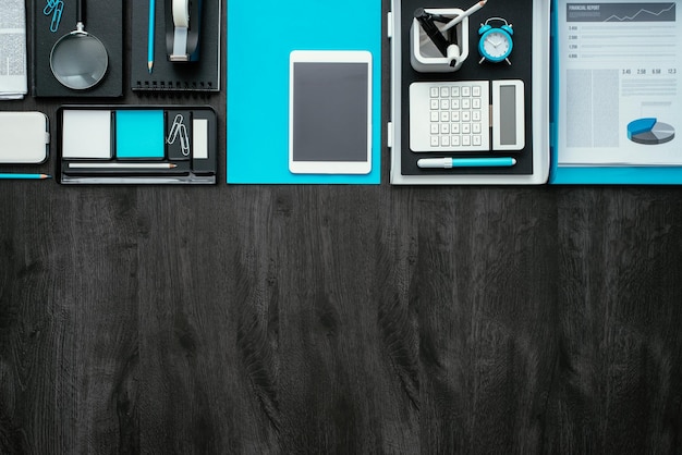 Desktop aziendale aziendale con accessori per ufficio e tablet su sfondo scuro banner piatto con spazio di copia