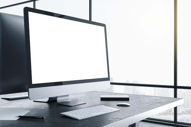 Desktop di design con schermo del computer bianco vuoto