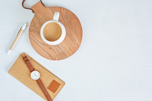 Desktop minimal in stile con stazionario di colore organico, tazza di caffè