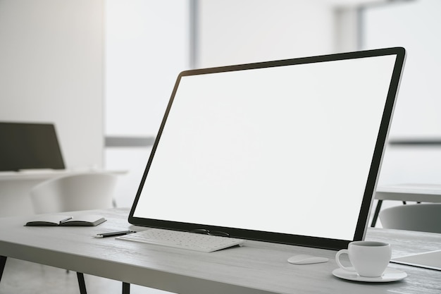 Desktop moderno con computer bianco