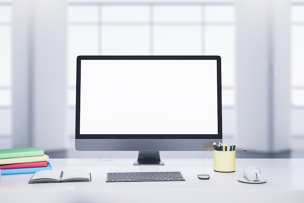 Desktop moderno con monitor computer bianco tazza di caffè fornisce altri oggetti e finestra con vista sulla città sullo sfondo Mock up 3D Rendering