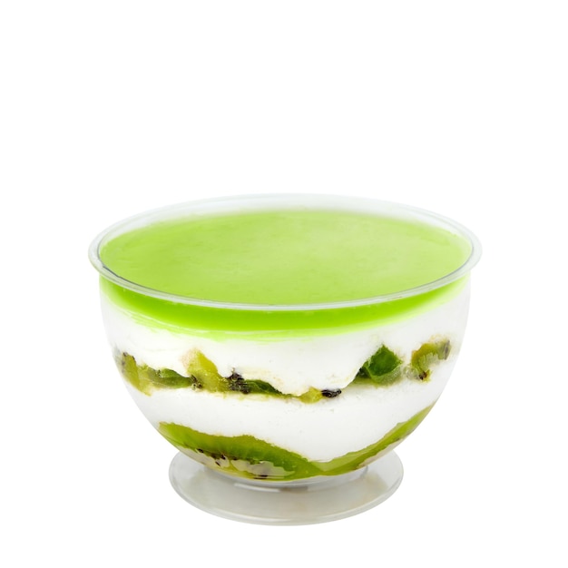 Dessert a base di delicato souffle di crema di vaniglia con pezzi di kiwi naturale isolati sul bianco