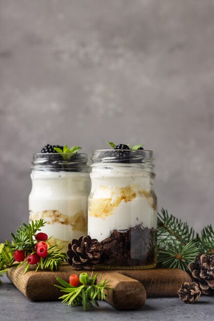 Dessert a strati di Natale con crema di formaggio, biscotti e frutti di bosco