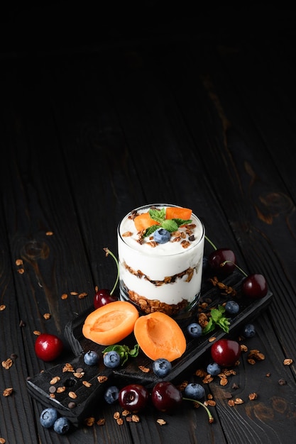Dessert a strati fatto in casa con crema di formaggio fresco al mirtillo e ciliegia albicocca o muesli allo yogurt
