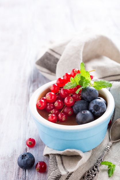 Dessert al cioccolato con frutti di bosco