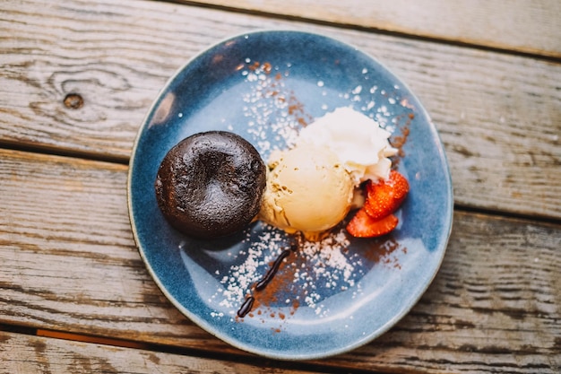 Dessert al cioccolato con una pallina di gelato.