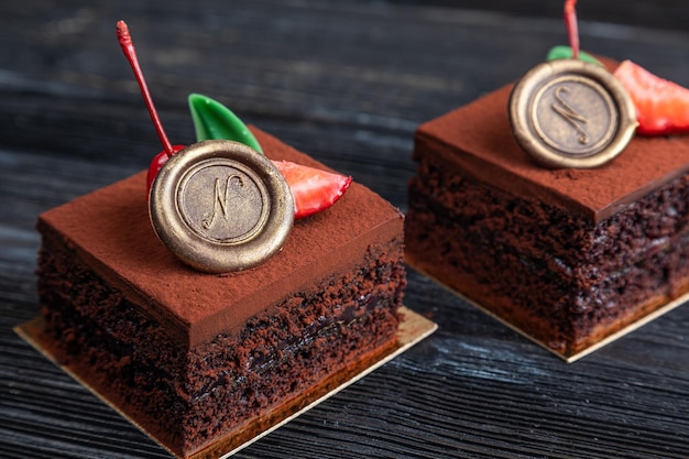 Dessert al cioccolato decorato con una fetta di fragola su fondo scuro