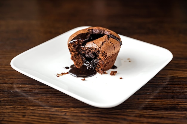 Dessert al cioccolato fondente su un piatto bianco e una forchetta