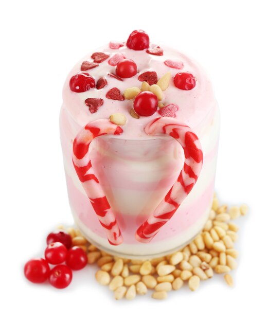 Dessert al latte di mirtillo rosso in vaso di vetro, isolato su bianco