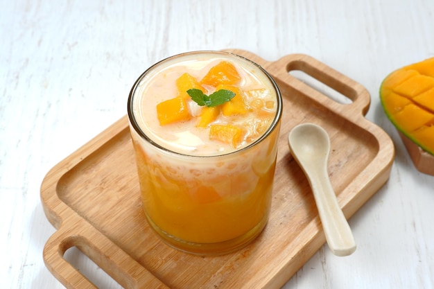 dessert al mango sago dolce e cremoso, dessert al mango asiatico, noto anche come Mango Lolo