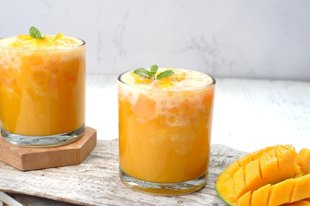 dessert al mango sago dolce e cremoso, dessert al mango asiatico, noto anche come Mango Lolo