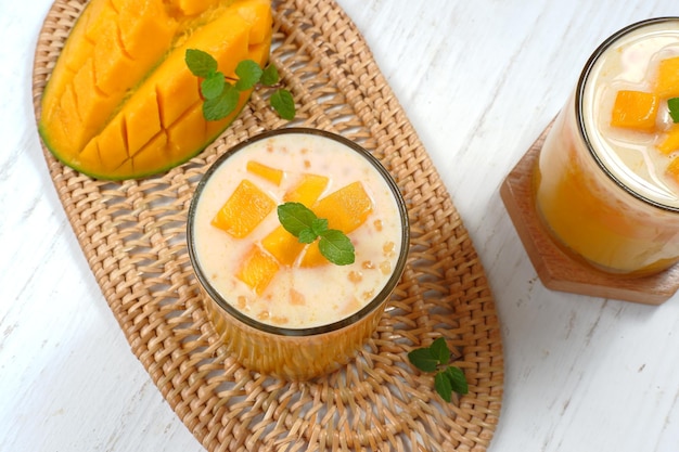 dessert al mango sago dolce e cremoso, dessert al mango asiatico, noto anche come Mango Lolo