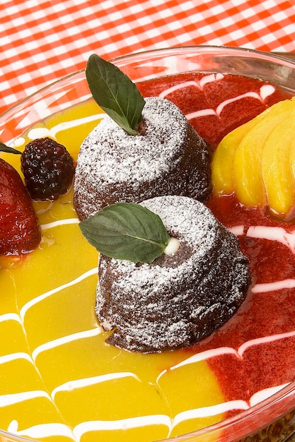 dessert al vulcano al cioccolato con mango e salsa di fragole sul tavolo del ristorante