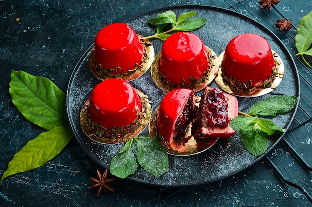 Dessert alla crema di ciliegie con ciliegie e menta su un piatto di pietra nera Vista dall'alto Stile rustico