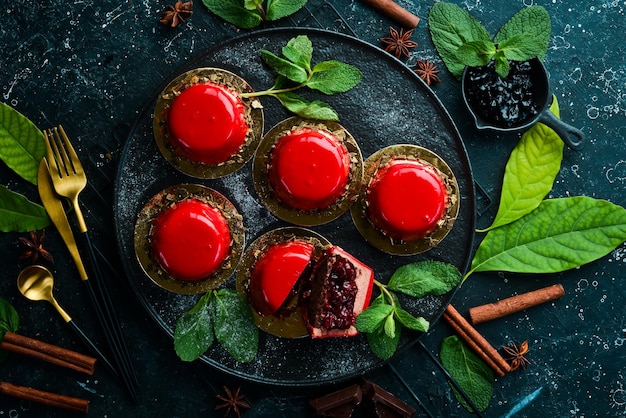 Dessert alla crema di ciliegie con ciliegie e menta su un piatto di pietra nera Vista dall'alto Stile rustico