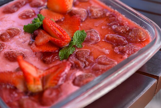 Dessert alla crema di fragole sul tavolo. gastronomia brasiliana.