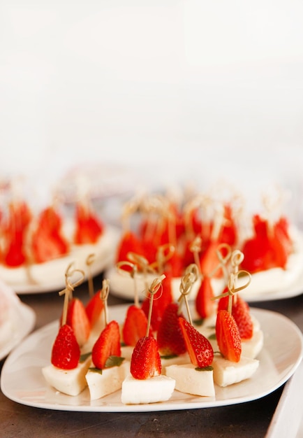 Dessert alla fragola canape con fragole fresche su un piatto bianco close-up dessert per le vacanze