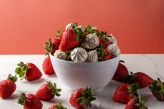 Dessert alla fragola con meringa dulce de leche servita in una ciotola su uno sfondo di marmo