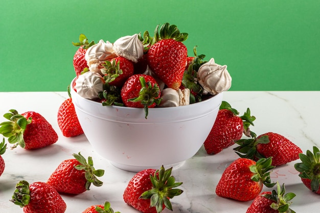 Dessert alla fragola con meringa dulce de leche servita in una ciotola su uno sfondo di marmo