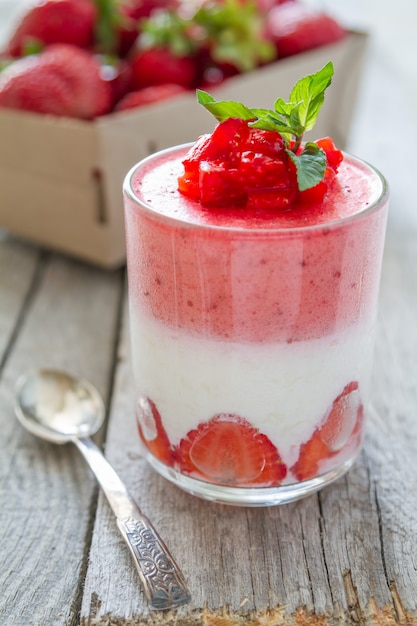 Dessert alla fragola in bicchieri