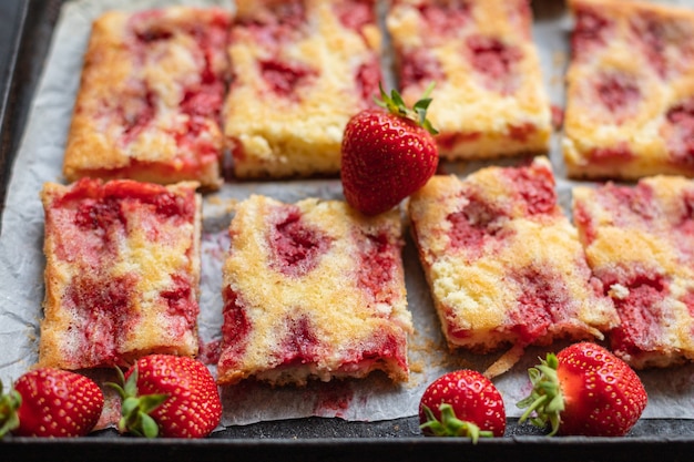 Dessert alla fragola torta dolce biscotto crostata ai frutti di bosco piatto sul tavolo pasto sano snack copia spazio