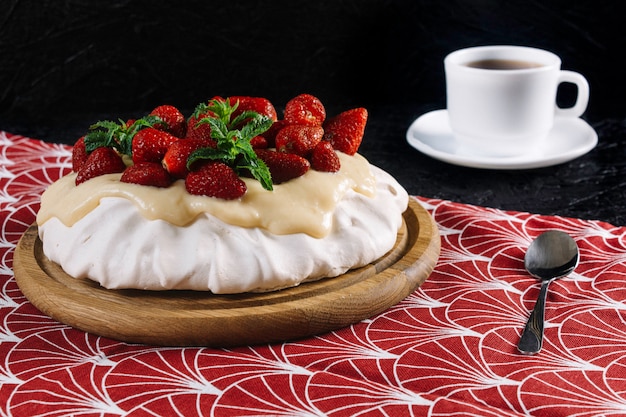 Dessert Anna Pavlova con fragole