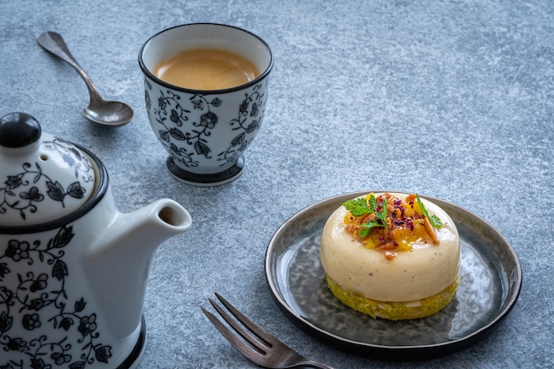 Dessert casalingo dolce delizioso del mango con caffè e la teiera